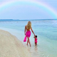 Di akun Instagram pribadinya Varsha tampak sering membagikan momen-momen kebersamaannya bersama putri kecilnya itu. Dia pun kerap mengenakan busana seragam dengan sang putri. Foto: Instagram/@varshaadhikumoro