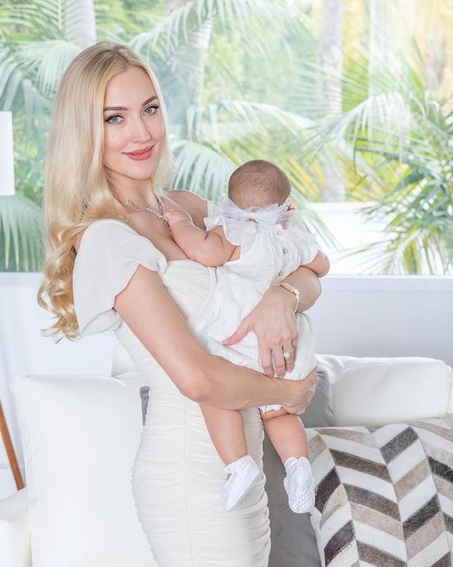 Sejak lahir hingga saat ini, Varsha tak pernah sekalipun memperlihatkan wajah sang anak di media sosialnya. Seperti dalam fotonya yang satu ini, Varsha terlihat kompak mengenakan busana putih sambil menggendong putri kecilnya. Namun sang anak digendong membelakangi kamera sehingga wajahnya tak terlihat. Foto: Instagram/@varshaadhikumoro