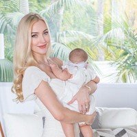 Sejak lahir hingga saat ini, Varsha tak pernah sekalipun memperlihatkan wajah sang anak di media sosialnya. Seperti dalam fotonya yang satu ini, Varsha terlihat kompak mengenakan busana putih sambil menggendong putri kecilnya. Namun sang anak digendong membelakangi kamera sehingga wajahnya tak terlihat. Foto: Instagram/@varshaadhikumoro