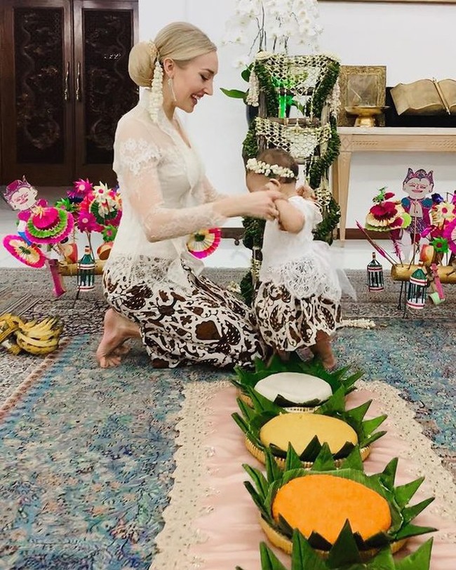 Usai menikah dengan Panji Trihatmodjo yang keluarganya kental memegang adat Jawa, Varsha kerap menunjukkan kecintaannya pada budaya Indonesia. Dia sering memperlihatkan penampilannya saat mengenakan kebaya ataupun dress batik. Foto: Instagram/@varshaadhikumoro