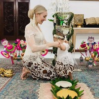 Usai menikah dengan Panji Trihatmodjo yang keluarganya kental memegang adat Jawa, Varsha kerap menunjukkan kecintaannya pada budaya Indonesia. Dia sering memperlihatkan penampilannya saat mengenakan kebaya ataupun dress batik. Foto: Instagram/@varshaadhikumoro