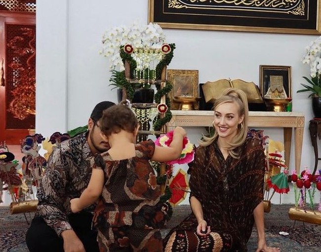 Sejak lahir hingga saat ini, Panji Trihatmodjo dan sang istri, Varsha Strauss selalu kompak untuk menyembunyikan wajah sang anak. Tak hanya itu saja, keduanya pun belum mengumumkan siapa nama putri kecilnya itu. Hal itu yang kemudian membuat publik menjadi penasaran. Foto: Instagram/@varshaadhikumoro