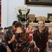 Sejak lahir hingga saat ini, Panji Trihatmodjo dan sang istri, Varsha Strauss selalu kompak untuk menyembunyikan wajah sang anak. Tak hanya itu saja, keduanya pun belum mengumumkan siapa nama putri kecilnya itu. Hal itu yang kemudian membuat publik menjadi penasaran. Foto: Instagram/@varshaadhikumoro