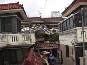 Viral Kisah Pasangan Lansia yang Penuhi Rumahnya Dengan Sampah Demi Anak