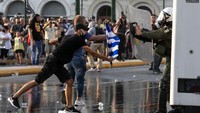 Para demonstran bentrok dengan aparat kepolisian Yunani dalam aksi menolak wajib vaksinasi COVID-19.