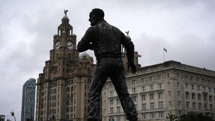 Waduh, Kampung Asal The Beatles Dicoret dari Warisan Dunia UNESCO LIVERPOOL, ENGLAND - JUNE 23: A statue looks out over the Royal Liver building on June 23, 2021 in Liverpool, England. A Unesco report has recommended that Liverpool should lose its World Heritage status. The committee said the new developments in the city at it's waterfront development had resulted in