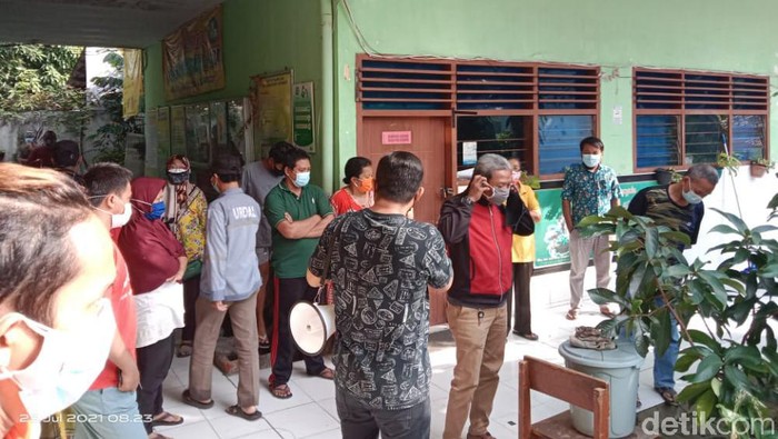 warga di surabaya demo tolak sekolah jadi tempat isolasi