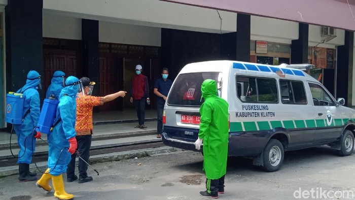 Warga terkonfirmasi COVID-19 dibawa ke GOR Gelarsena, Klaten, Jumat (23/7/2021).