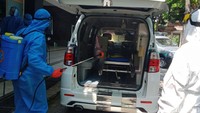 Warga yang dievakuasi berasal dari 26 kecamatan di Kabupaten Klaten. Petugas juga melakukan penyemprotan disinfektan di dalam ambulans yang telah digunakan untuk mengevakuasi warga.