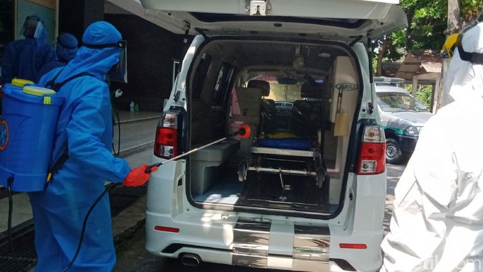 Evakuasi besar-besaran terhadap warga yang terpapar COVID-19 mulai dilakukan di Klaten. Warga dievakuasi ke lokasi isolasi terpusat di GOR Gelarsena.
