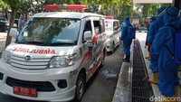 Satu per satu ambulans pembawa warga yang terpapar didata masuk ke lokasi isolasi.