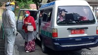 Satgas Percepatan Pengendalian COVID-19 Kabupaten Klaten mulai melakukan evakuasi besar-besaran warga yang terpapar Corona, Jumat (23/7/2021) siang.
