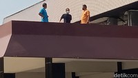 Warga begitu masuk GOR Gelarsena ada yang langsung berjemur di lantai dua gedung.