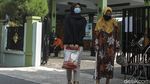Warga Yogyakarta Terima Bantuan Beras Kala PPKM