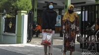 Direktur Utama Perum Bulog Budi Waseso menargetkan seluruh paket bantuan sosial (bansos) beras PPKM Darurat diterima oleh warga sebelum 30 Juli 2021.  