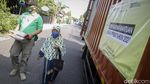Warga Yogyakarta Terima Bantuan Beras Kala PPKM