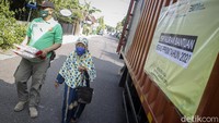 Direktur Utama Perum Bulog Budi Waseso mengungkapkan, pada Kamis (22/7/2021), pihaknya mulai menyalurkan 55 ribu paket beras untuk keluarga penerima manfaat (KPM) secara bertahap di seluruh Indonesia.  