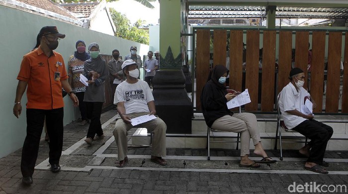 Warga Yogyakarta Terima Bantuan Beras Kala PPKM Perum Bulog menyalurkan program bantuan beras PPKM 2021 di Panembahan, Kemantren Kraton, Yogyakarta. Bantuan beras yang disalurkan sebanyak 221 paket.