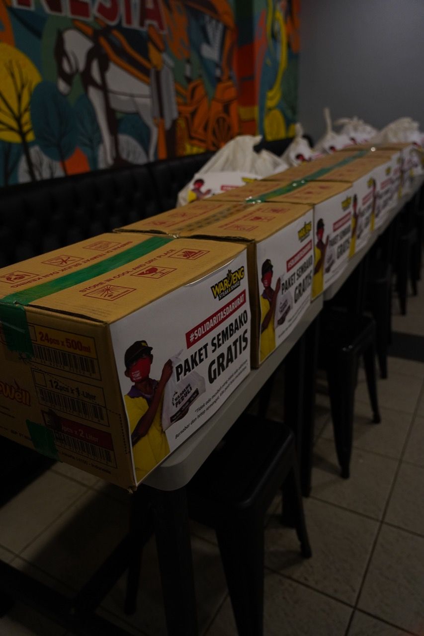 Waroeng Steak & Shake Bagikan 1.000 Paket Sembako Saat PPKM Darurat
