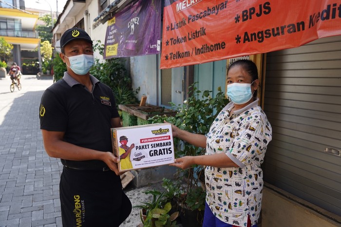Waroeng Steak & Shake Bagikan 1.000 Paket Sembako Saat PPKM Darurat Waroeng Steak & Shake Bagikan 1.000 Paket Sembako Saat PPKM Darurat