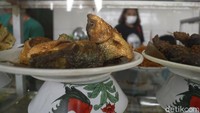Bansos ini mulai menargetkan pelaku ekonomi yang lebih mikro, seperti pengusaha warteg, dalam bentuk bantuan langsung tunai (BLT).