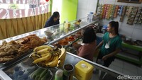 Pemerintah memutuskan memperpanjang PPKM darurat dengan penerapan level. Bansos ini juga menargetkan usaha warteg. Bansos ini mulai menarget pelaku ekonomi yang lebih mikro, seperti pengusaha warteg dalam bentuk bantuan langsung tunai (BLT).