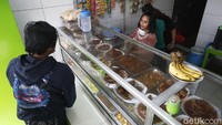Pemerintah memutuskan memperpanjang PPKM darurat dengan penerapan level. Bansos ini juga menargetkan usaha warteg. Bantuan BPUM yang jumlahnya 3 juta (pelaku usaha), di mana yang Rp 1,2 juta ini (untuk) 1 juta usaha mikro kecil, antara lain warung warteg dan PKL. Nanti pelaksanaannya dilakukan TNI-Polri.