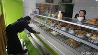Warteg saat melayani pembeli, Jalan Jatiwaringin, Pondok Gede, Bekasi, Jumat (23/07/2021).
