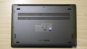 Bodi bawahnya berisi lubang ventilasi untuk kipas pendingin dan juga lubang speaker pada bagian kiri dan kanannya. Foto: detikINET/Anggoro Suryo Jati