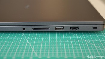 Pada bagian kiri ada jack audio 3,5mm, slot SD Card, 1 USB-A, dan port LAN RJ45. Foto: detikINET/Anggoro Suryo Jati