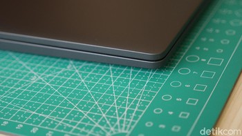 Bodinya cukup tipis, yaitu kurang dari 2cm, tepatnya 19,9mm. Foto: detikINET/Anggoro Suryo Jati