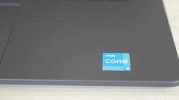 Sticker Intel Core generasi ke-11, yang menunjukkan kalau laptop ini menggunakan prosesor dari Intel, tepatnya Intel Core i3-1115G4, 2 core dan 4 thread. Foto: detikINET/Anggoro Suryo Jati
