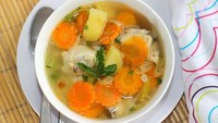 Meski sederhana, rasa sayur sop selalu bikin kangen. Tambahan beragam sayuran membuat sayur ini bergizi tinggi. Sayur sop enak bisa dibuat dengan kaldu ayam yang gurih. Kamu bisa contek resepnya di sini.