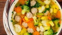Kalau bosan sop ayam biasa, coba bikin sop bola daging berkuah bening dan gurih ini. Bola-bolanya dibuat dari campuran daging sapi cincang dan tepung terigu. Bahan dan cara membuat sop bola daging ada di sini.