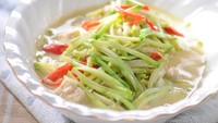 Labu siam termasuk sayuran bernutrisi yang harganya murah. Paling enak mengolahnya jadi tumisan sehingga tekstur renyahnya masih terasa. Membuat tumis labu siam sangat mudah, cukup tambahkan cabai, bawang, daun salam, dan lengkuas agar rasanya nikmat. Lihat resepnya di sini.