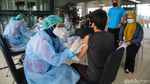 Antrean Vaksinasi COVID-19 di Stasiun MRT