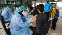 Vaksinator menyuntikkan vaksin kepada warga di Stasiun MRT Blok A, Jakarta Selatan.