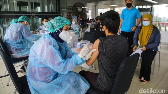 Antrian Vaksinasi COVID-19 di Stasiun MRT Warga berduyun-duyung mengantri vaksinasi COVID-19 di Stasiun MRT Blok A, Jakarta, Sabtu (24/7). Mereka terlihat bersemangat mendukung pemerintah dalam percepatan pembentukkan herd immunity.