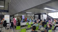 Antrean di dalam stasiun MRT terlihat tertib. Warga mengantre dengan menjaga jarak.