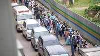 Antrean terlihat hingga luar stasiun MRT. Warga mengantre dengan menjaga jarak dan tertib.