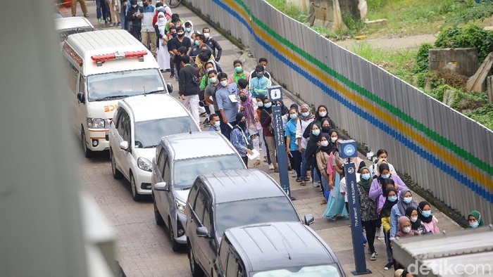 Antrian Vaksinasi COVID-19 di Stasiun MRT Warga berduyun-duyung mengantri vaksinasi COVID-19 di Stasiun MRT Blok A, Jakarta, Sabtu (24/7). Mereka terlihat bersemangat mendukung pemerintah dalam percepatan pembentukkan herd immunity.