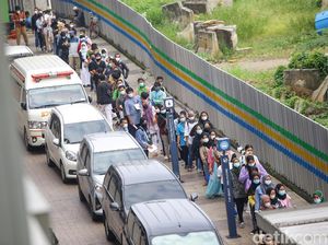 Antrean Vaksinasi COVID-19 di Stasiun MRT