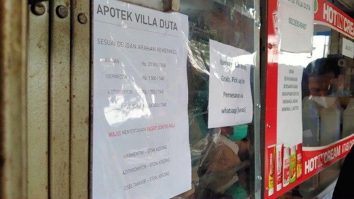 Apotek Villa Duta Apotek Villa Duta mendadak viral usai disambangi Presiden Joko Widodo saat mencari stok obat antivirus Oseltamivir hingga Azithromycin.