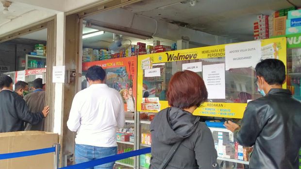 Apotek Villa Duta mendadak viral usai disambangi Presiden Joko Widodo saat mencari stok obat antivirus Oseltamivir hingga Azithromycin.