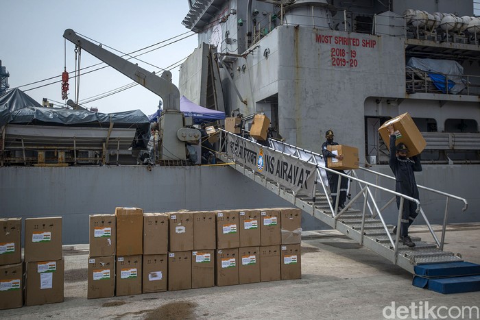 Sejumlah personel menurunkan kardus-kardus berisi konsentrator oksigen dari Kapal Angkatan Laut India (INS) Airawat di Pelabuhan Tanjung Priok, Jakarta, Sabtu (24/7/2021). Pemerintah India memberikan bantuan 300 konsentrator oksigen dan 100 metrik ton oksigen medis cair untuk Indonesia dalam menghadapi pandemi virus COVID-19. ANTARA FOTO/Aditya Pradana Putra/wsj.