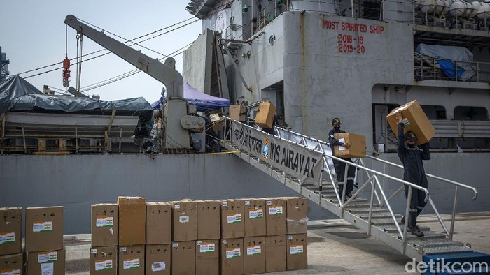 Sejumlah personel menurunkan kardus-kardus berisi konsentrator oksigen dari Kapal Angkatan Laut India (INS) Airawat di Pelabuhan Tanjung Priok, Jakarta, Sabtu (24/7/2021). Pemerintah India memberikan bantuan 300 konsentrator oksigen dan 100 metrik ton oksigen medis cair untuk Indonesia dalam menghadapi pandemi virus COVID-19. ANTARA FOTO/Aditya Pradana Putra/wsj.