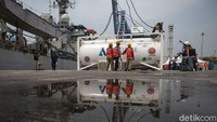 Kapal Angkatan Laut India (INS) Airawat yang membawa bantuan oksigen tiba di Pelabuhan Tanjung Priok, Jakarta, Sabtu (24/7/2021).