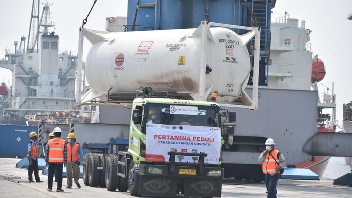 Sejumlah personel menurunkan kardus-kardus berisi konsentrator oksigen dari Kapal Angkatan Laut India (INS) Airawat di Pelabuhan Tanjung Priok, Jakarta, Sabtu (24/7/2021). Pemerintah India memberikan bantuan 300 konsentrator oksigen dan 100 metrik ton oksigen medis cair untuk Indonesia dalam menghadapi pandemi virus COVID-19. ANTARA FOTO/Aditya Pradana Putra/wsj.