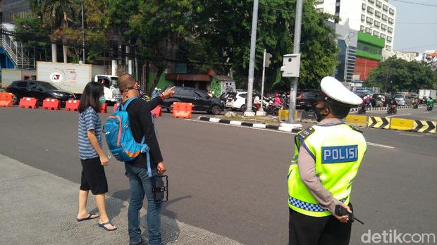 Beredar informasi aksi bertajuk 'Jokowi End Game' akan bergerak dari Glodok menuju Istana Negara. Polisi menutup akses menuju Glodok. (Adhyasta/detikcom)