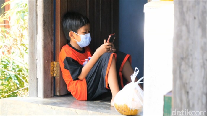 Bocah Vino yang menjadi yatim piatu gegara pandemi COVID-19. (Suriyatman/detikcom)